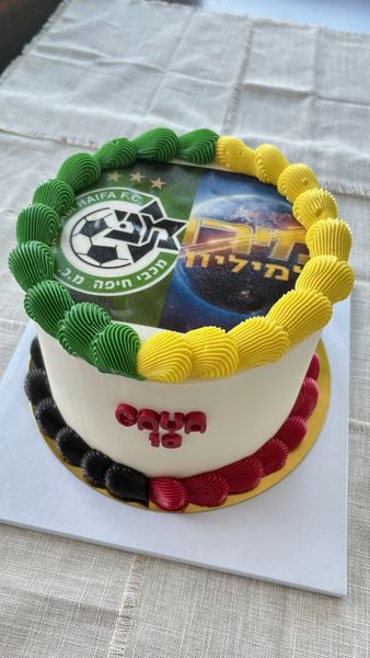 עוגת כדורגל עם תמונה אכילה של קבוצת הספורט האהובה