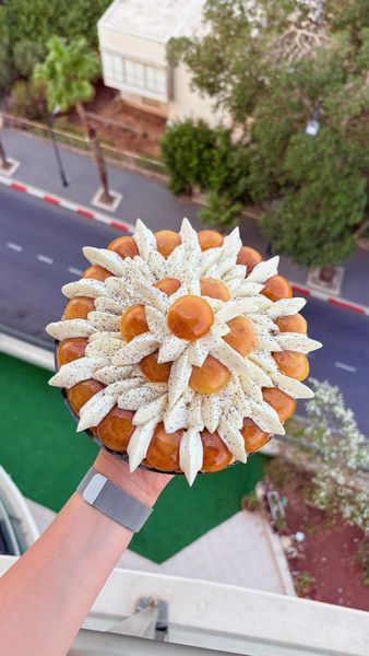 קינוח סן הונורה עם קרם וניל מזולף ופחזניות קרמל